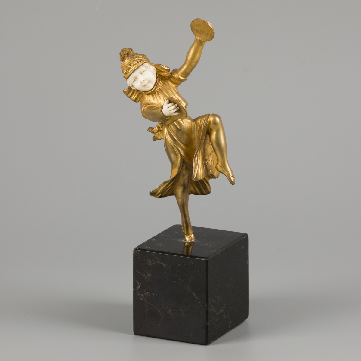 Georges Omerth (1895 - 1925), Een bronzen 'chryselephantine' figuur voorstellende een danseres die cimbalen bespeelt, Frankrijk, ca. 1900.