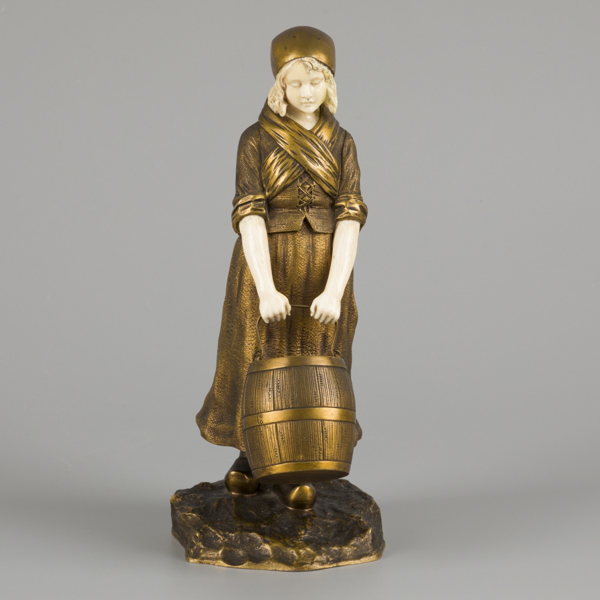 Dominique Alonzo (act. 1910 - 1930), Een 'chryselephantine' figuur waterdraagster - porteuse d'eau, Frankrijk, ca. 1900.