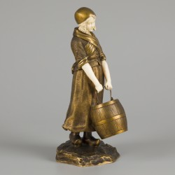 Dominique Alonzo (act. 1910 - 1930), Een 'chryselephantine' figuur waterdraagster - porteuse d'eau, Frankrijk, ca. 1900.