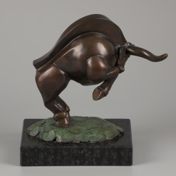 Frans van Straaten (B. Den Haag 1963), Een bronzen sculptuur van een stier op marmeren basement, "Bull", 2003.