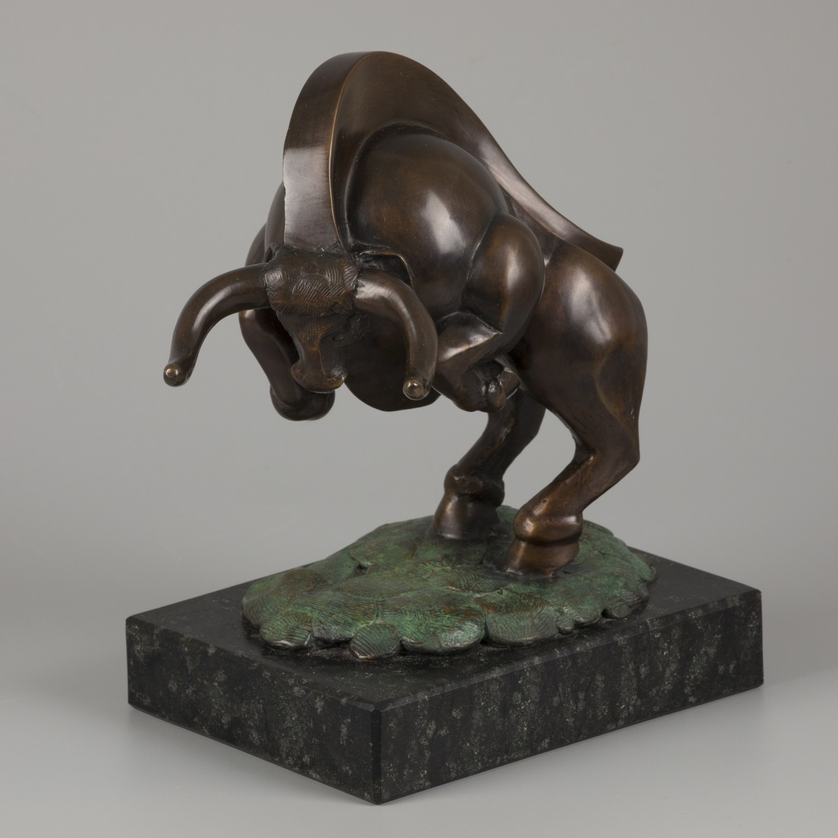 Frans van Straaten (B. Den Haag 1963), Een bronzen sculptuur van een stier op marmeren basement, "Bull", 2003.