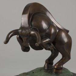 Frans van Straaten (B. Den Haag 1963), Een bronzen sculptuur van een stier op marmeren basement, "Bull", 2003.