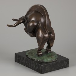 Frans van Straaten (B. Den Haag 1963), Een bronzen sculptuur van een stier op marmeren basement, "Bull", 2003.