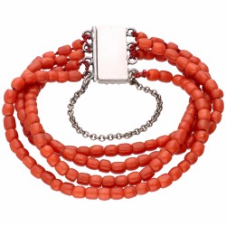 Vierrijige bloedkoralen armband met een zilveren sluiting - 835/1000.