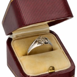 14 kt. Witgouden solitair ring bezet met ca. 0.93 ct. diamant.