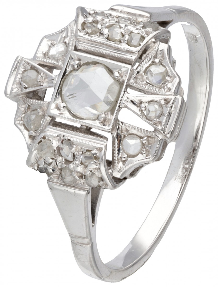18 kt. Witgouden art deco ring bezet met roos geslepen diamanten.