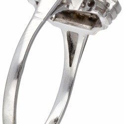 18 kt. Witgouden art deco ring bezet met roos geslepen diamanten.