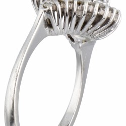 18 kt. Witgouden entourage ring bezet met ca. 0.72 ct. diamant.