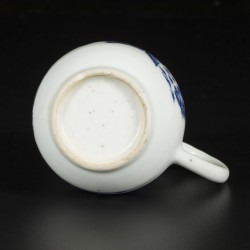 Een lot bestaande uit een porseleinen chocoladekan en een maanfles, gemerkt Kangxi. China, 18e & 19e eeuw.