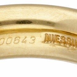 18 kt. Klassieke geelgouden satin Niessing 'Spannring' bezet met ca. 0.44 ct. diamant.