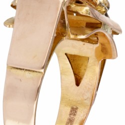 18 kt. Geelgouden ajour / opengewerkte art deco ring bezet met diamant.