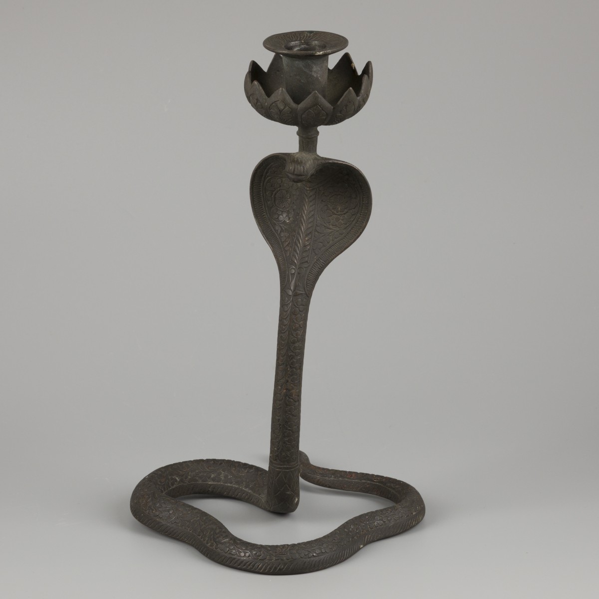 Een bronzen kandelaar in Egyptiserende stijl, in de vorm van een cobra, Frankrijk, ca. 1920.