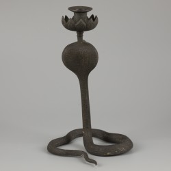Een bronzen kandelaar in Egyptiserende stijl, in de vorm van een cobra, Frankrijk, ca. 1920.