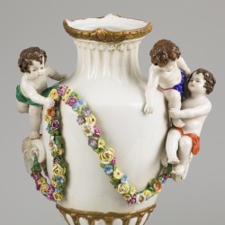 Een set van (2) porseleinen vazen gedecoreerd met bloemen, ramskoppen en kinderen, Sitzendorf, eind 19e eeuw.