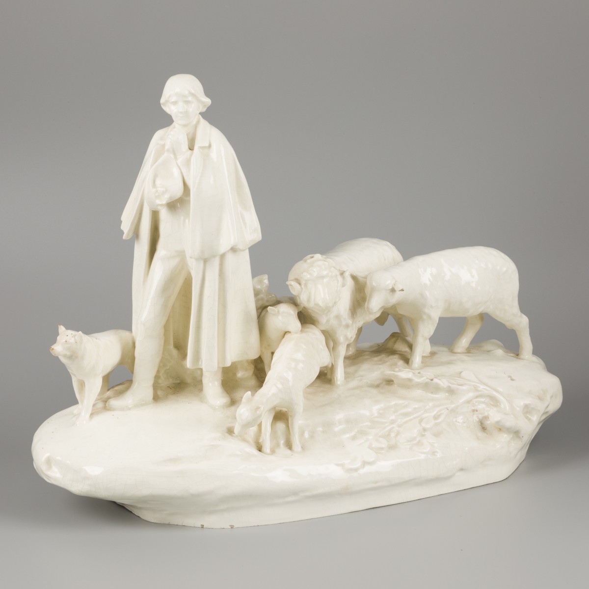 Een blank aardewerken beeldengroep, herder met schaapskudde, H. Schubert, Dux Czechoslovakia, 1916.