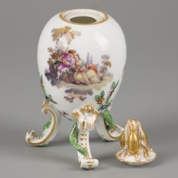 Een porseleinen ei op pootjes met een bladvormige knop, gedecoreerd met klassieke scènes aan beide zijdes, gemerkt KPM, Duitsland, 19e eeuw.