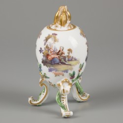 Een porseleinen ei op pootjes met een bladvormige knop, gedecoreerd met klassieke scènes aan beide zijdes, gemerkt KPM, Duitsland, 19e eeuw.
