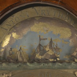 Een wortelnoten gefineerd Louis XV staand horloge, Holland, ca. 1730.