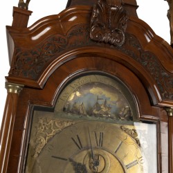 Een wortelnoten gefineerd Louis XV staand horloge, Holland, ca. 1730.