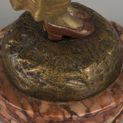 R. Richard (XIX-XX), Een bronzen sculptuur van een zigeunerin met gitaar op de rug, Frankrijk, ca. 1900.