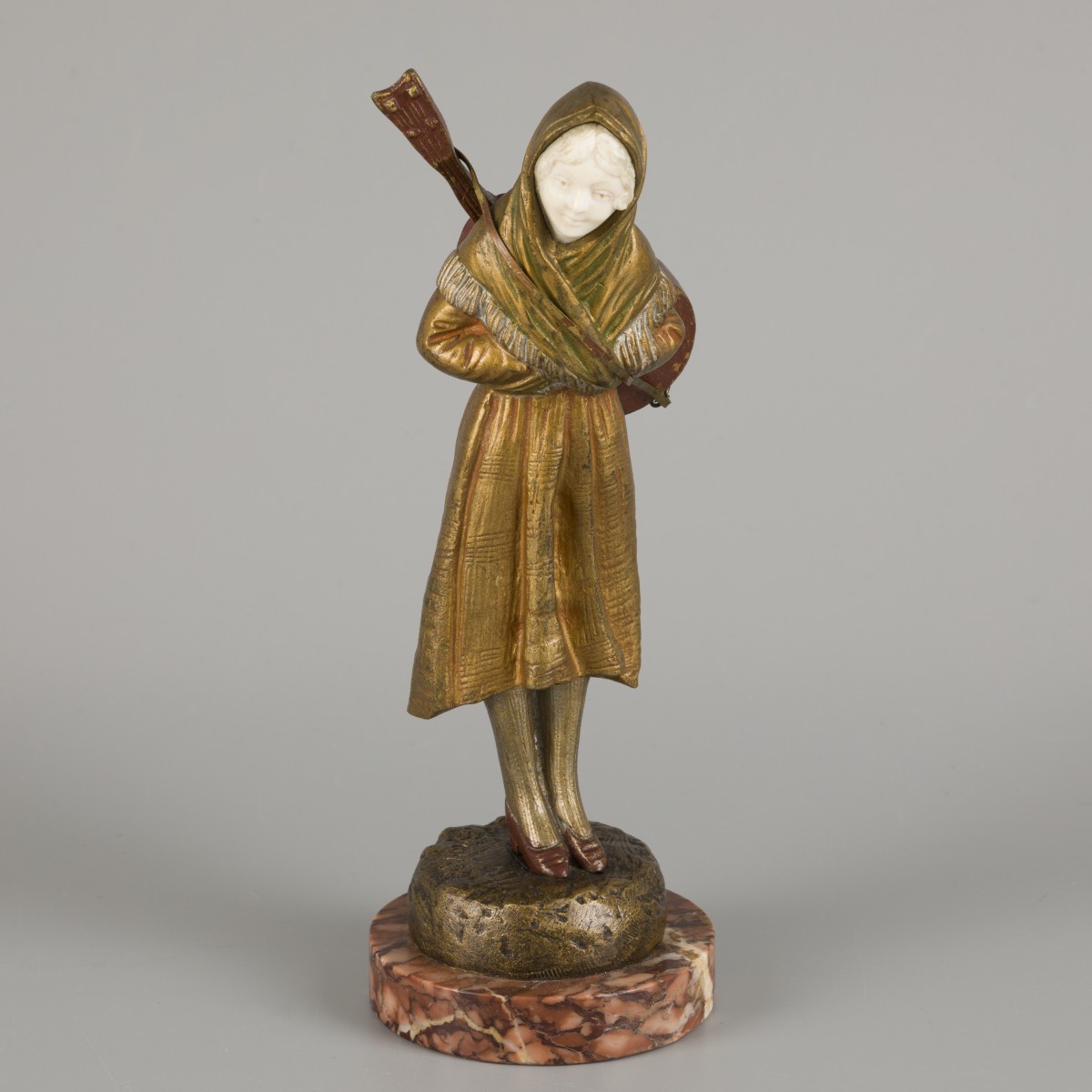 R. Richard (XIX-XX), Een bronzen sculptuur van een zigeunerin met gitaar op de rug, Frankrijk, ca. 1900.
