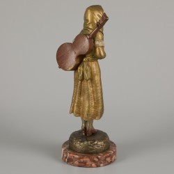 R. Richard (XIX-XX), Een bronzen sculptuur van een zigeunerin met gitaar op de rug, Frankrijk, ca. 1900.