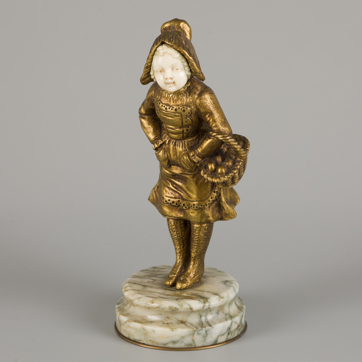 Mogelijk: Affortunato Gory (XIX-XX), Een bronzen sculptuur voorstellende een bloemenmeisje, Frankrijk, ca. 1900.