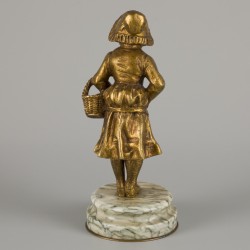 Mogelijk: Affortunato Gory (XIX-XX), Een bronzen sculptuur voorstellende een bloemenmeisje, Frankrijk, ca. 1900.