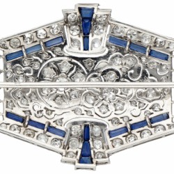 Pt 900 Platina ajour / opengewerkte art deco broche bezet met ca. 1.80 ct. diamant en saffier.