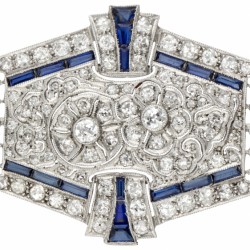 Pt 900 Platina ajour / opengewerkte art deco broche bezet met ca. 1.80 ct. diamant en saffier.