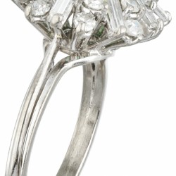 18 kt. Witgouden entourage ring bezet met ca. 1.44 ct. diamant en ca. 1.30 ct. smaragd.