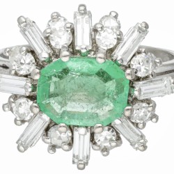 18 kt. Witgouden entourage ring bezet met ca. 1.44 ct. diamant en ca. 1.30 ct. smaragd.