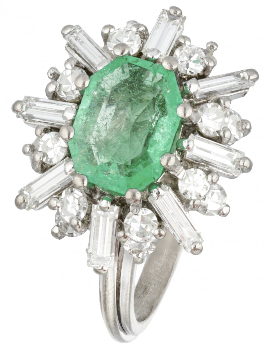 18 kt. Witgouden entourage ring bezet met ca. 1.44 ct. diamant en ca. 1.30 ct. smaragd.