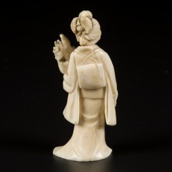 Een ivoren okimono van een Japanse dame met een bonsaiboompje. Japan, eind Meji-periode.