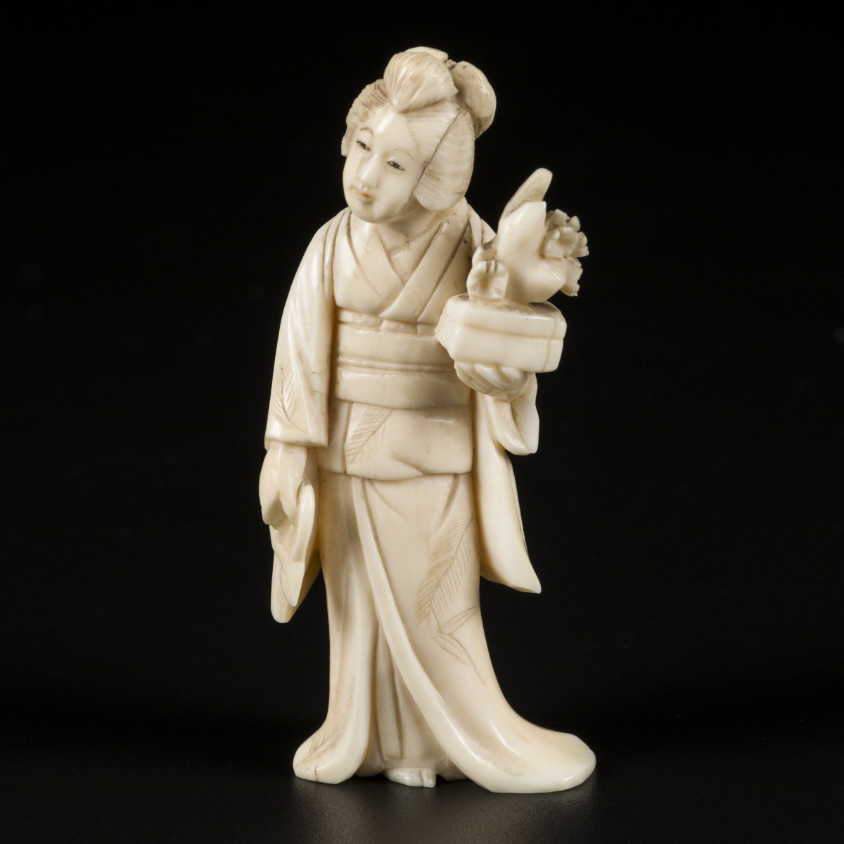 Een ivoren okimono van een Japanse dame met een bonsaiboompje. Japan, eind Meji-periode.