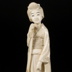 Een lot van (2) ivoren okimonos van een dame en een man, Japan, eind Meji-Periode.