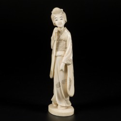 Een lot van (2) ivoren okimonos van een dame en een man, Japan, eind Meji-Periode.