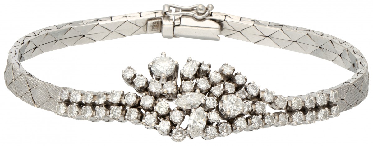 Klassieke 14 kt. witgouden entourage armband bezet met ca. 2.20 ct. diamant.