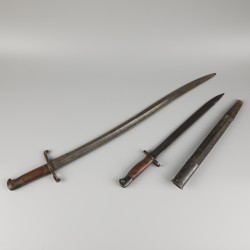 Een lot van (2) bajonetten, afkomstig uit het Britse leger, 1e helft 20e eeuw.