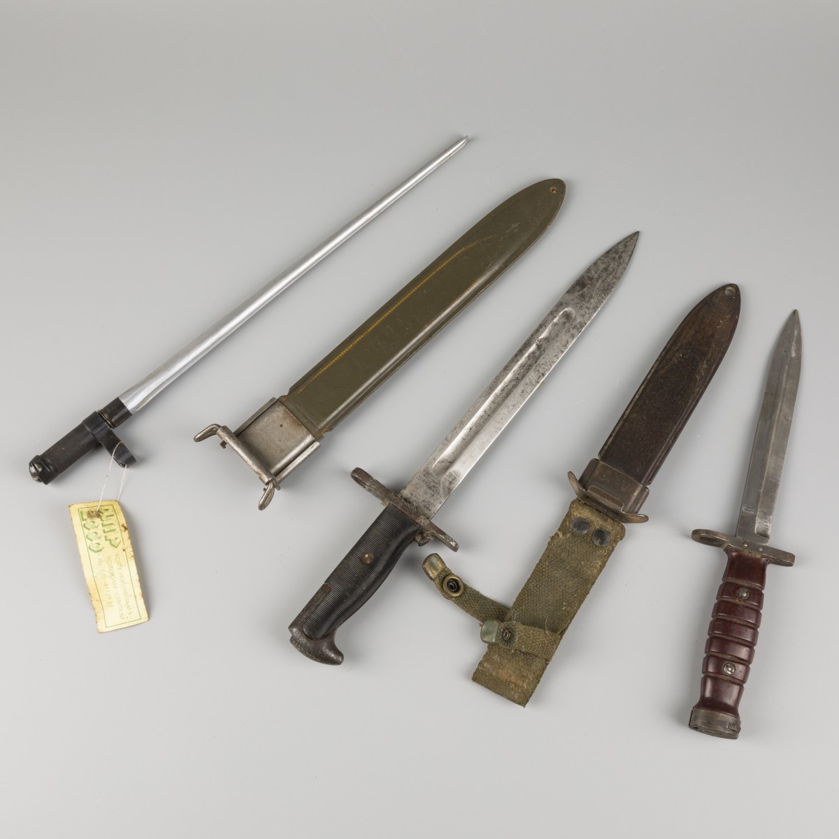 Een lot bestaande uit (2) U.S. bajonetten en een Chinese, 2e helft 20e eeuw.