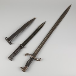 Een lot van (2) diverse Duitse WOII bajonetten, 1e helft 20e eeuw.