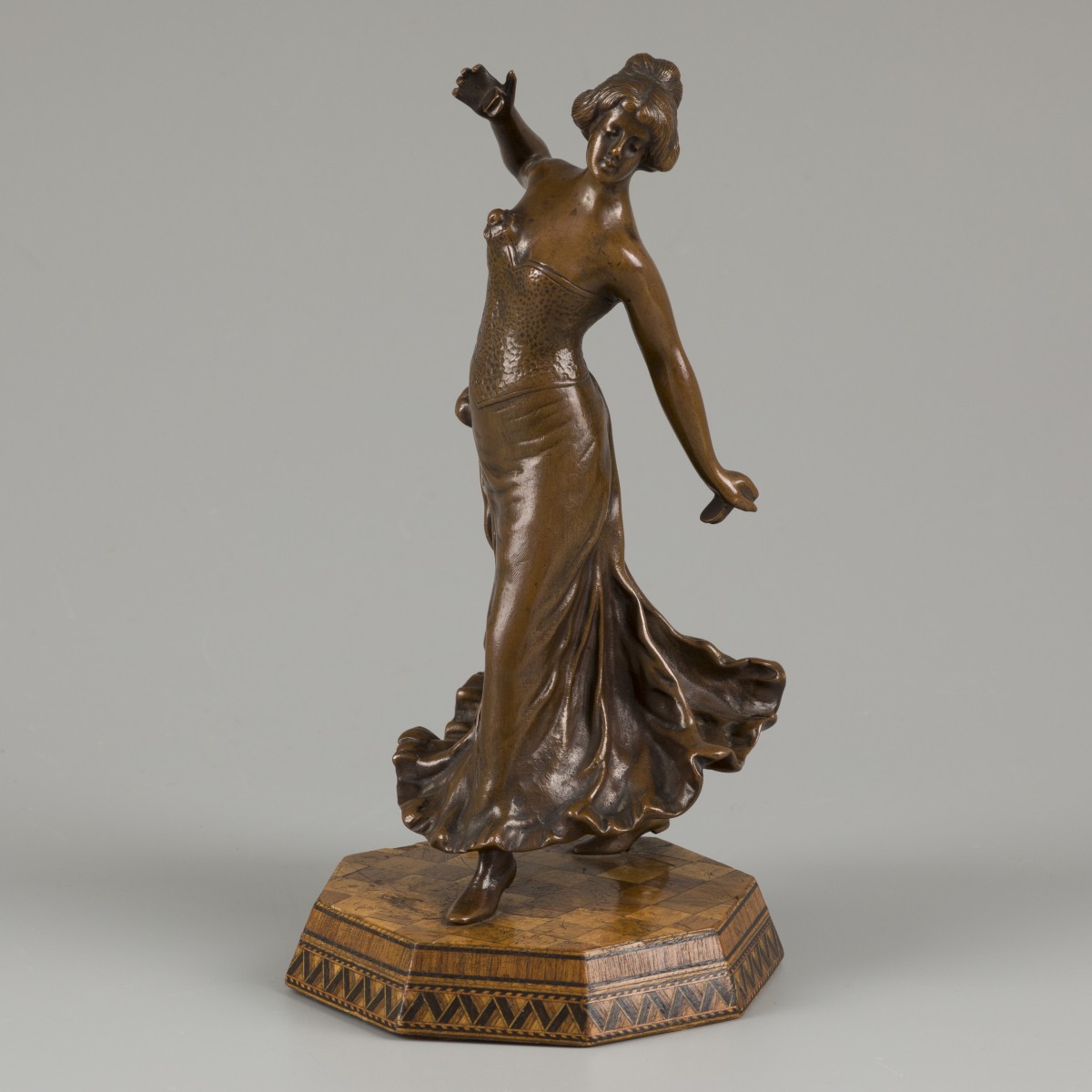 Onbekende kunstenaar, Spaanse danseres op een marquetterie voet, te dateren ca. 1920.