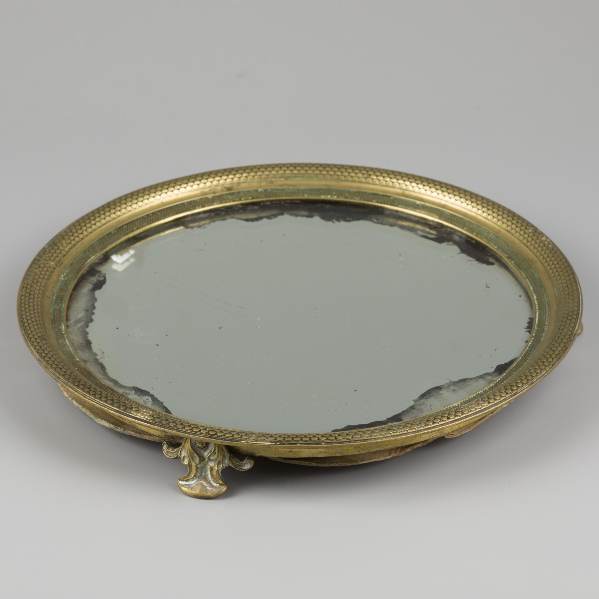 Een bronzen cabaret met spiegelglas, vroeg 19e eeuw.