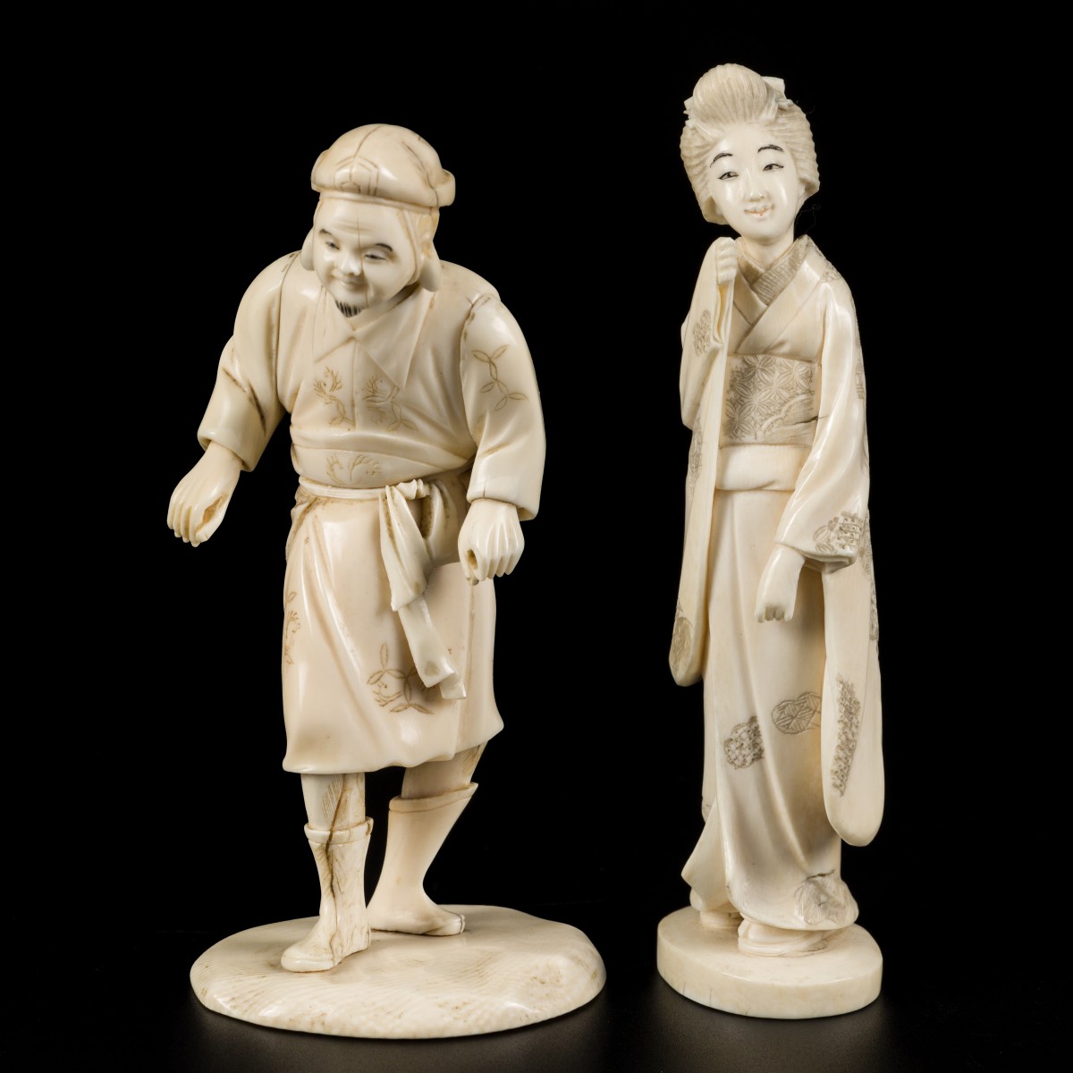 Een lot van (2) ivoren okimonos van een dame en een man, Japan, eind Meji-Periode.