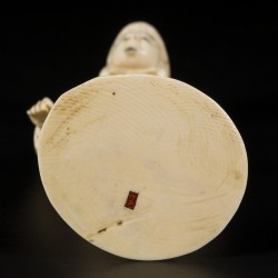 Een lot van (2) ivoren okimonos van een dame en een man, Japan, eind Meji-Periode.