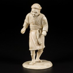 Een lot van (2) ivoren okimonos van een dame en een man, Japan, eind Meji-Periode.