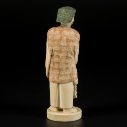 Een ivoren sculptuur in de vorm van een leermeester, Japan, einde Meji-periode.