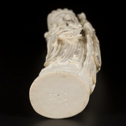 Een ivoren sculptuur van een Chinese heer, China, 1e helft 20e eeuw.