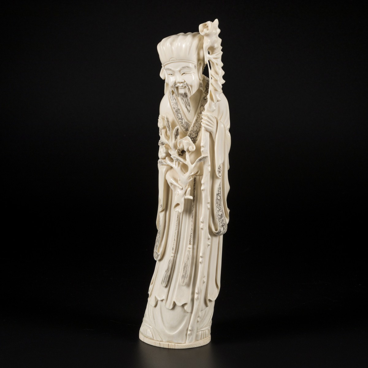 Een ivoren sculptuur van een Chinese heer, China, 1e helft 20e eeuw.