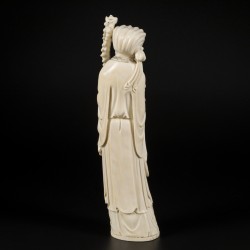 Een ivoren sculptuur van een Chinese heer, China, 1e helft 20e eeuw.
